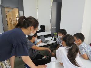 学生指導員と子ども達学生1