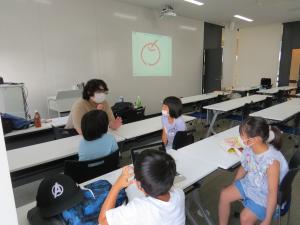 学生指導員と子ども達2