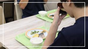 朝食を食べる学生