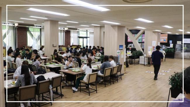 100円朝食を食べる学生でにぎわう学食